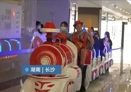 医院让孩子坐小火车排队看病 缓解害怕紧张情绪