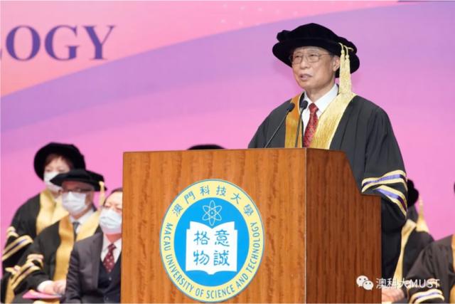 澳科大学生追星钟南山现场视频刷 隔窗合影