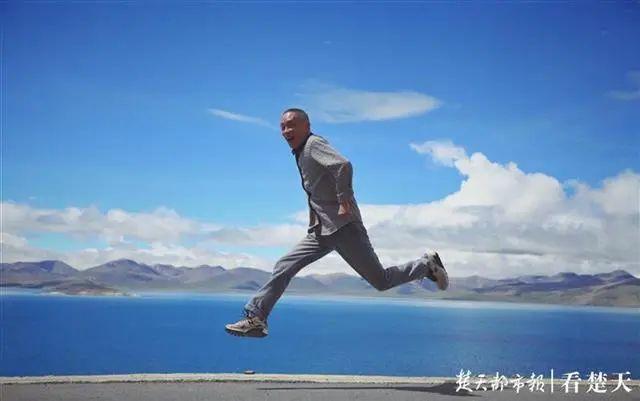 母亲去世36岁儿子带父环游中国 引发共鸣
