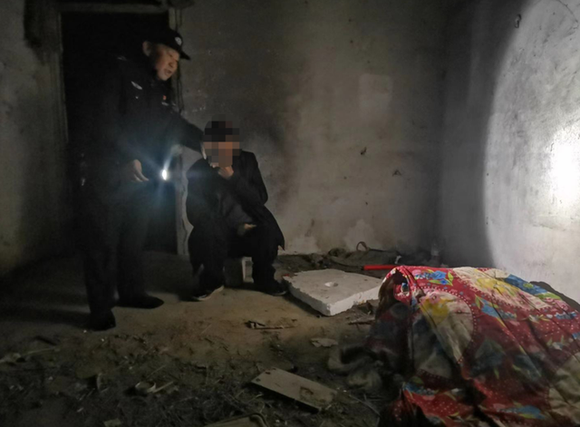 杭州一男子住在墓地15年 如何维持生活的？