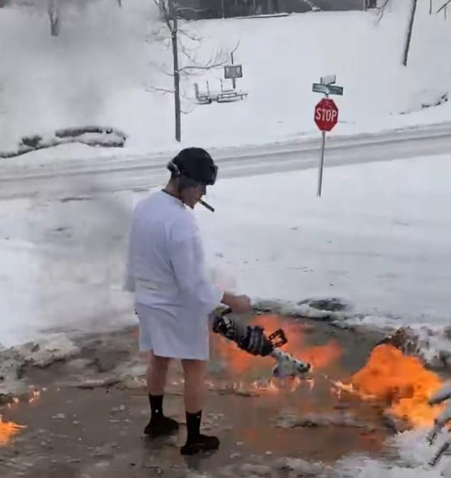 太硬核！美国一男子用喷火器清除门前积雪 