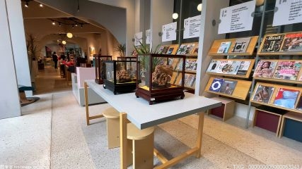 北大保安自学后变身职校校长 港片《别叫我“赌神”》预告来了