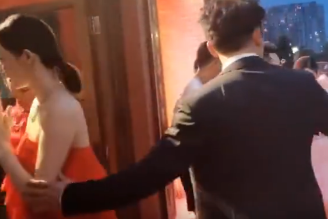 郑恺苗苗合体现身宁波为哪般？原来是火锅店开业